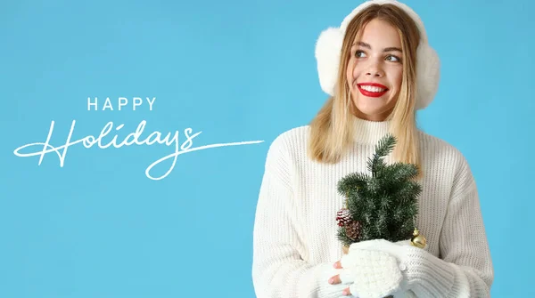 Krásná Mladá Žena Malým Vánočním Stromečkem Modrém Pozadí Šťastné Svátky — Stock fotografie