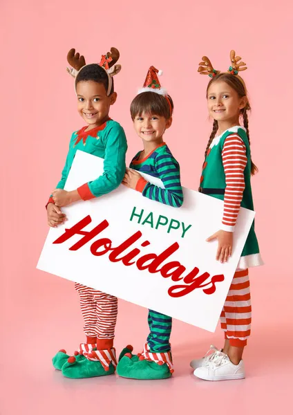 Маленькі Діти Одягнені Ельфи Плакатом Рожевому Тлі Щасливі Свята — стокове фото