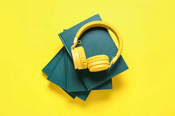Moderne Kopfhörer Und Bücher Auf Farbigem Hintergrund — Stockfoto