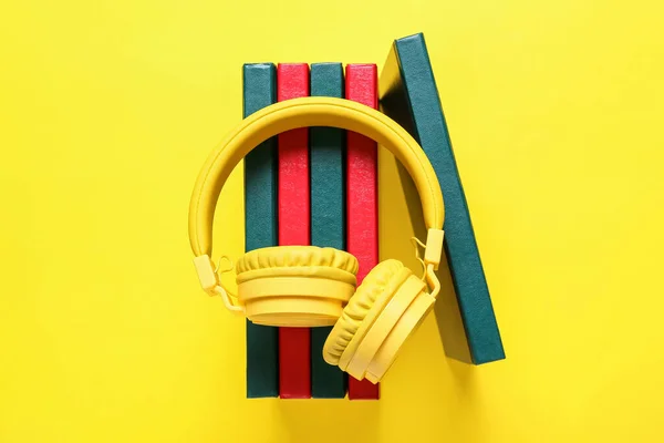 Moderne Kopfhörer Und Bücher Auf Farbigem Hintergrund — Stockfoto