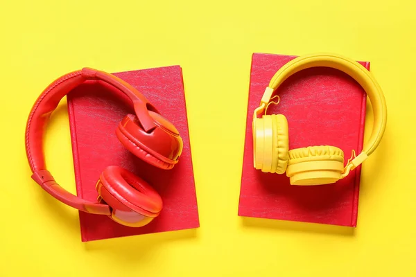 Modern Headphones Books Color Background — Stock Photo, Image