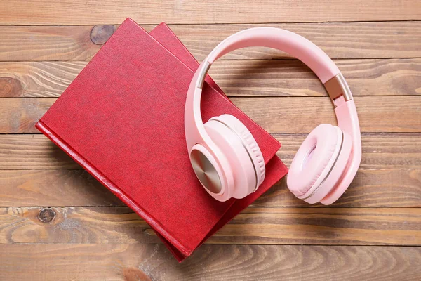 Moderne Kopfhörer Und Bücher Auf Holzgrund — Stockfoto
