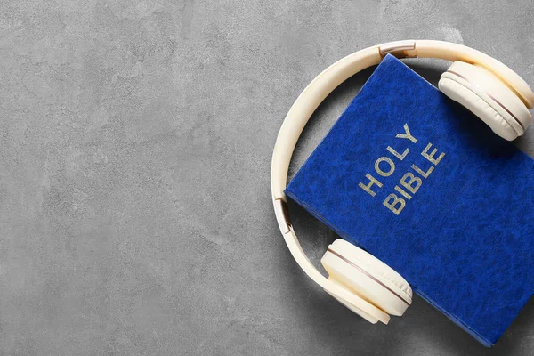 Santa Biblia Auriculares Modernos Sobre Fondo Gris — Foto de Stock