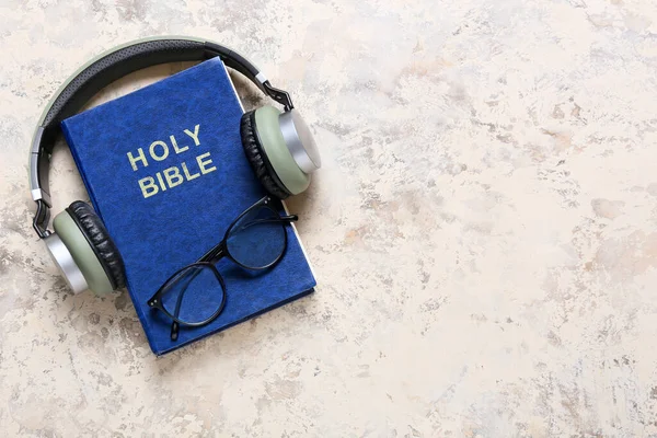 Holy Bible Eyeglasses Modern Headphones Light Background — Stock Photo, Image