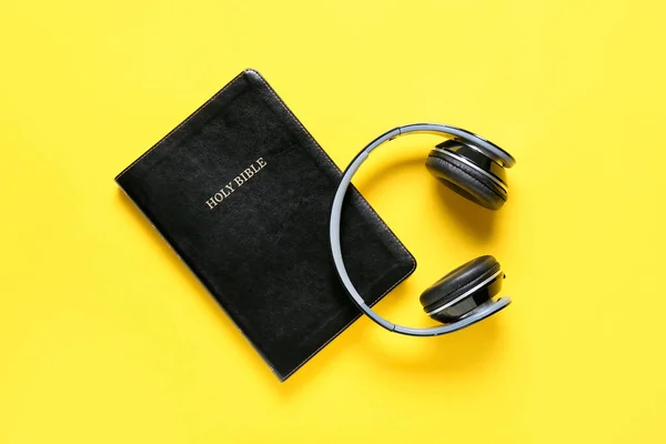 神圣的圣经和彩色背景的现代耳机 — 图库照片
