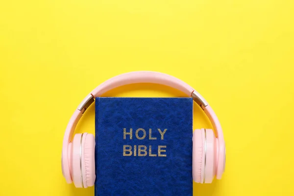 Święta Biblia Nowoczesne Słuchawki Kolorowym Tle — Zdjęcie stockowe