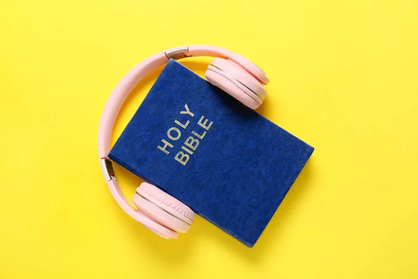 Santa Biblia Auriculares Modernos Sobre Fondo Color — Foto de Stock