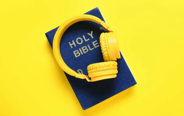 Holy Bible Modern Headphones Color Background — Stock Photo, Image