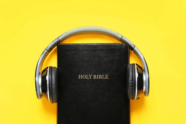 Holy Bible Modern Headphones Color Background — Stock Photo, Image