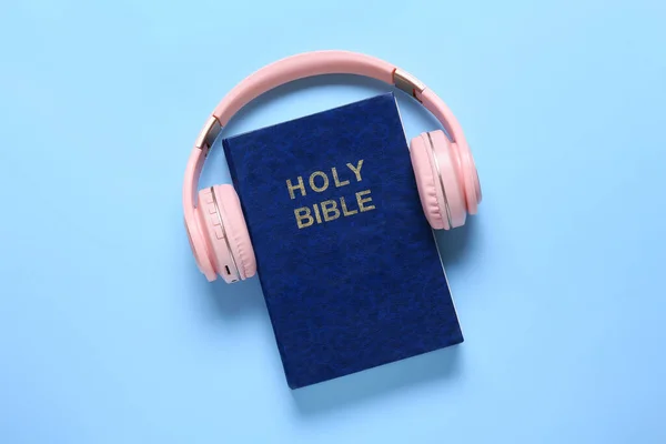 Holy Bible Modern Headphones Color Background — Stock Photo, Image