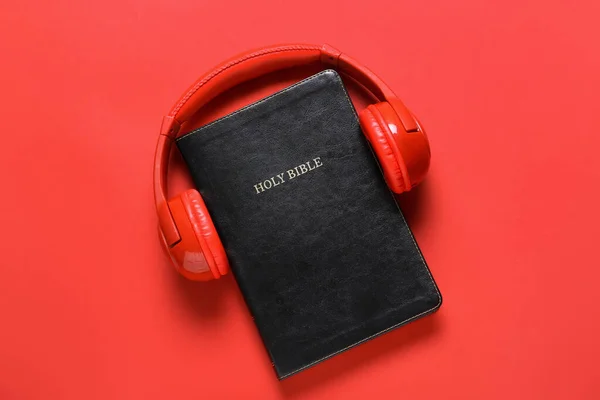 Holy Bible Modern Headphones Color Background — Stock Photo, Image