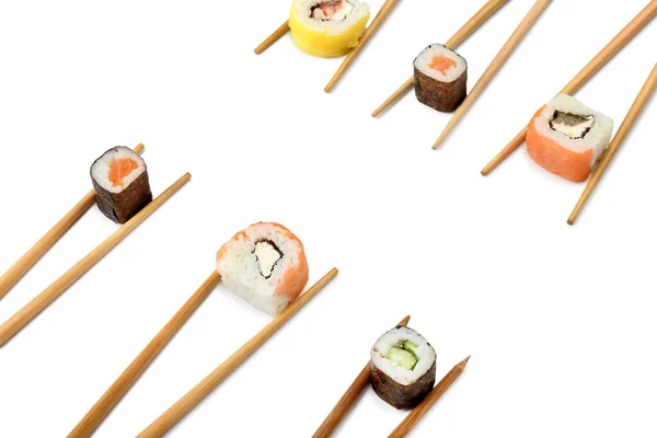 Palillos Con Deliciosos Rollos Sushi Sobre Fondo Blanco Primer Plano —  Fotos de Stock