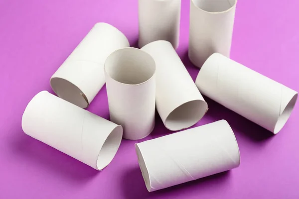 Toiletpapier Kartonnen Buizen Paarse Achtergrond Closeup — Stockfoto