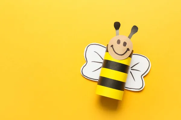 Biene Aus Toilettenpapierrohr Auf Gelbem Hintergrund — Stockfoto