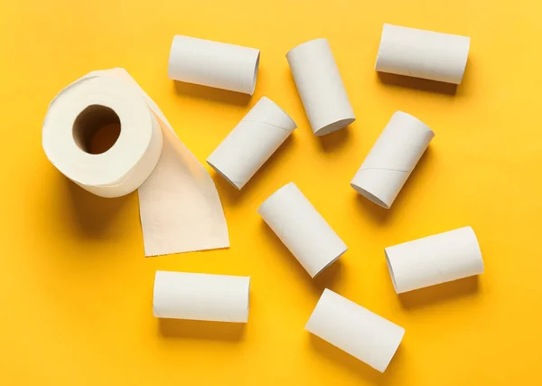 Roll Toilet Paper Empty Cardboard Tubes Yellow Background — Stock Photo, Image