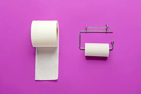 Halter Mit Pappröhre Und Toilettenpapierrolle Auf Lila Hintergrund — Stockfoto