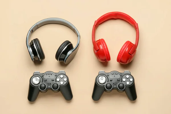 Headphones Modernos Joysticks Fundo Bege — Fotografia de Stock