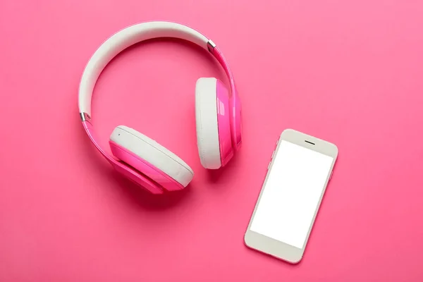 Auriculares Modernos Teléfono Móvil Sobre Fondo Rosa — Foto de Stock