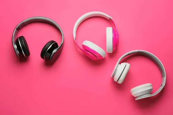 Verschiedene Moderne Kopfhörer Auf Farbigem Hintergrund — Stockfoto