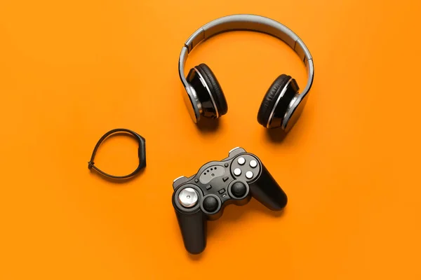 Reloj Inteligente Auriculares Joystick Sobre Fondo Naranja — Foto de Stock