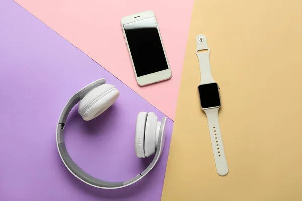 Headphones Modernos Relógio Inteligente Telefone Celular Fundo Cor — Fotografia de Stock