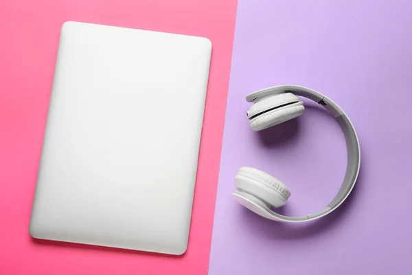 Modern Laptop Headphones Color Background — Stock Photo, Image