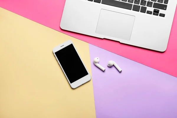 Handy Kopfhörer Und Laptop Auf Farbigem Hintergrund — Stockfoto