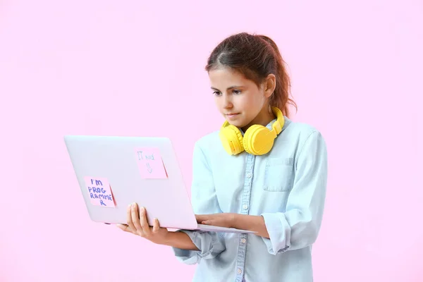 Kleine Programmeur Met Laptop Kleur Achtergrond — Stockfoto