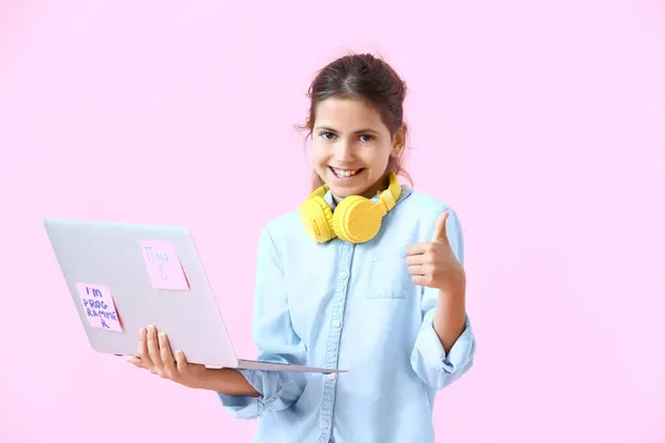 Kleine Programmeur Met Laptop Die Duim Omhoog Kleur Achtergrond Toont — Stockfoto