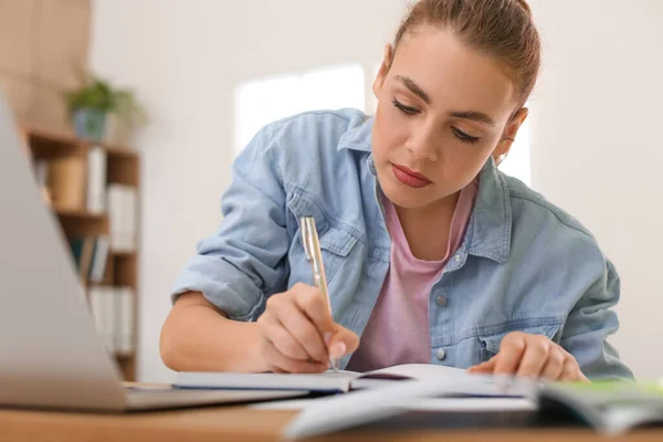 Étudiante Préparant Examen Domicile — Photo