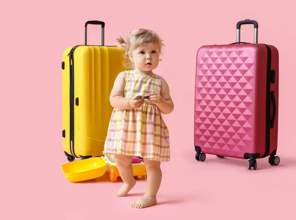 Schattig Baby Meisje Met Koffers Kleur Achtergrond — Stockfoto