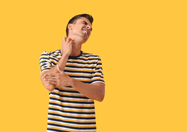 Young Man Scratching Himself Color Background — Stock Photo, Image