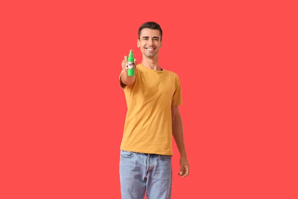 Hombre Joven Con Repelente Mosquitos Sobre Fondo Color — Foto de Stock