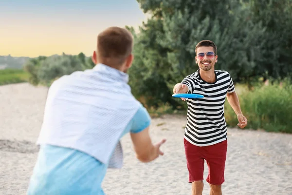 Young Men Playing Frisbee Sea Beach — Stock Photo, Image