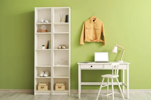 Lugar Trabajo Moderno Unidad Estanterías Chaqueta Amarilla Colgando Pared Verde — Foto de Stock