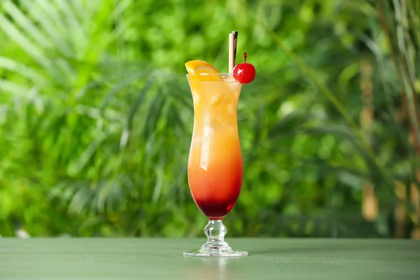 Bicchiere Gustoso Cocktail Tequila Sunrise Sul Tavolo All Aperto — Foto Stock