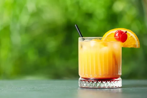 Glas Lekkere Tequila Sunrise Cocktail Tafel Buiten — Stockfoto