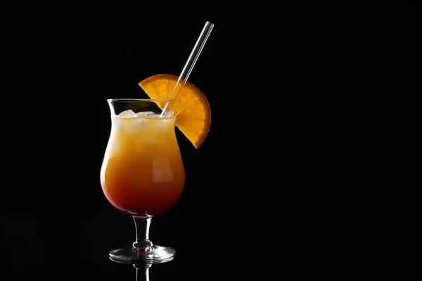 Vaso Sabroso Cóctel Tequila Sunrise Sobre Fondo Oscuro —  Fotos de Stock