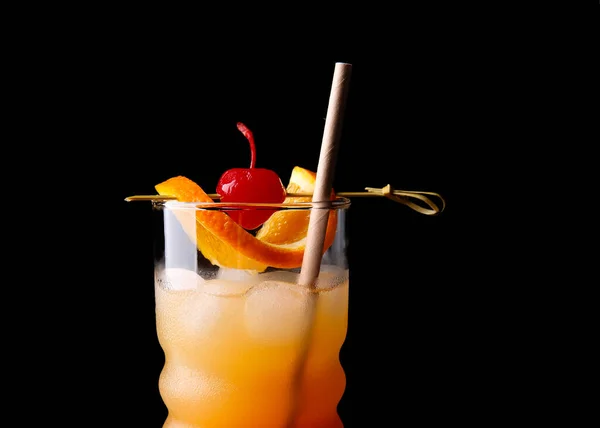 Vaso Sabroso Cóctel Tequila Sunrise Sobre Fondo Oscuro Primer Plano —  Fotos de Stock