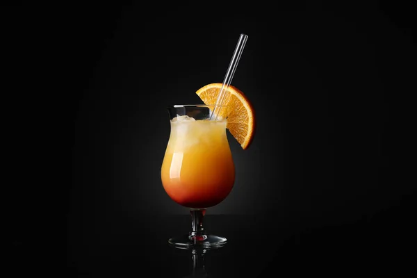 Copo Saboroso Coquetel Tequila Sunrise Fundo Escuro — Fotografia de Stock