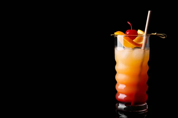 Pohár Ízletes Tequila Sunrise Koktél Sötét Háttér — Stock Fotó