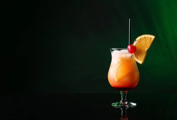 Vaso Sabroso Cóctel Tequila Sunrise Sobre Fondo Color Oscuro —  Fotos de Stock