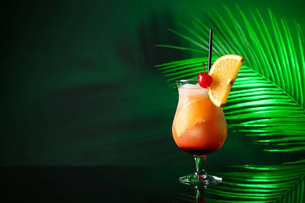 Szklanka Smacznej Tequili Sunrise Koktajl Liść Palmowy Ciemnym Tle Koloru — Zdjęcie stockowe