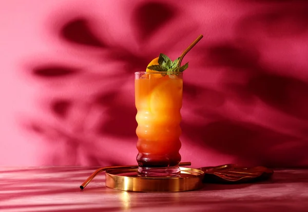 Vaso Sabroso Cóctel Tequila Sunrise Sobre Fondo Color — Foto de Stock