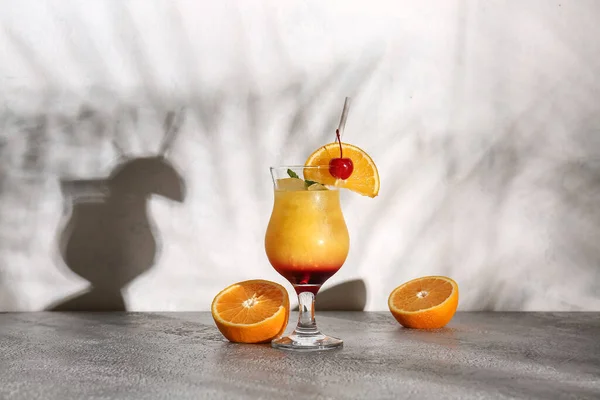 Egy Pohár Ízletes Tequila Sunrise Koktél Narancs Világos Alapon — Stock Fotó