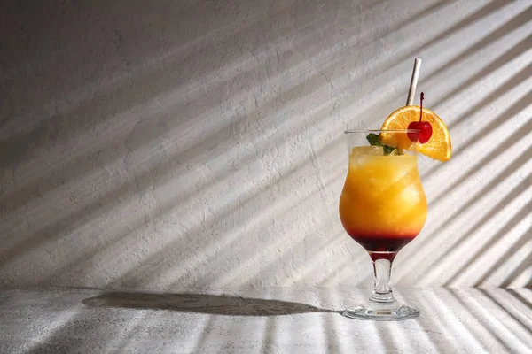 Ein Glas Leckerer Tequila Sunrise Cocktail Auf Hellem Hintergrund — Stockfoto