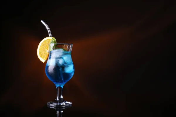 Glas Blue Lagoon Cocktail Auf Dunklem Hintergrund — Stockfoto