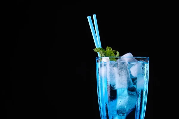 Glas Blue Lagoon Cocktail Auf Dunklem Hintergrund — Stockfoto