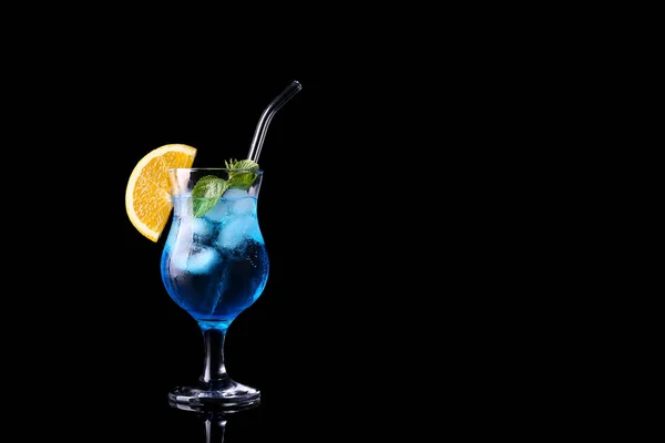 Bicchiere Blue Lagoon Cocktail Sfondo Scuro — Foto Stock