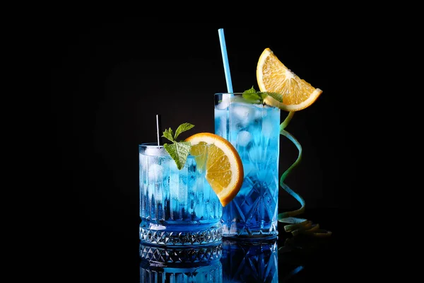 Gläser Blue Lagoon Cocktail Auf Dunklem Hintergrund — Stockfoto